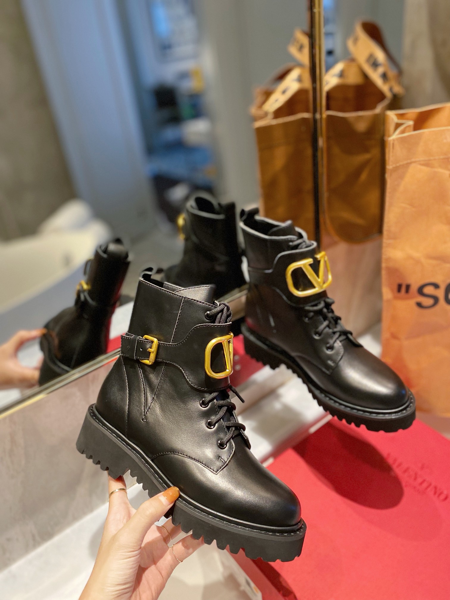 Women 𝑉*𝐴𝐿𝐸𝑁𝑇𝐼𝑁𝑂 Top Sneakers