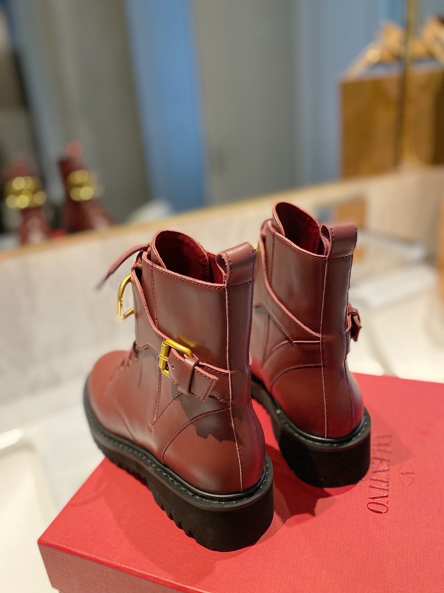 Women 𝑉*𝐴𝐿𝐸𝑁𝑇𝐼𝑁𝑂 Top Sneakers