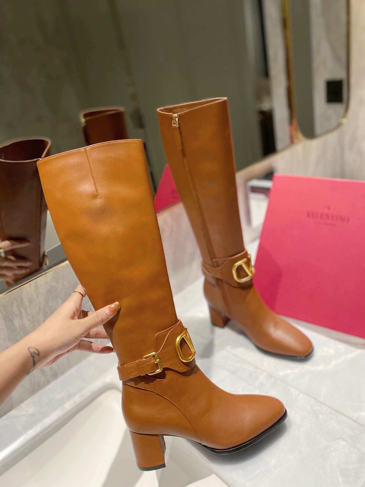 Women 𝑉*𝐴𝐿𝐸𝑁𝑇𝐼𝑁𝑂 Top Sneakers