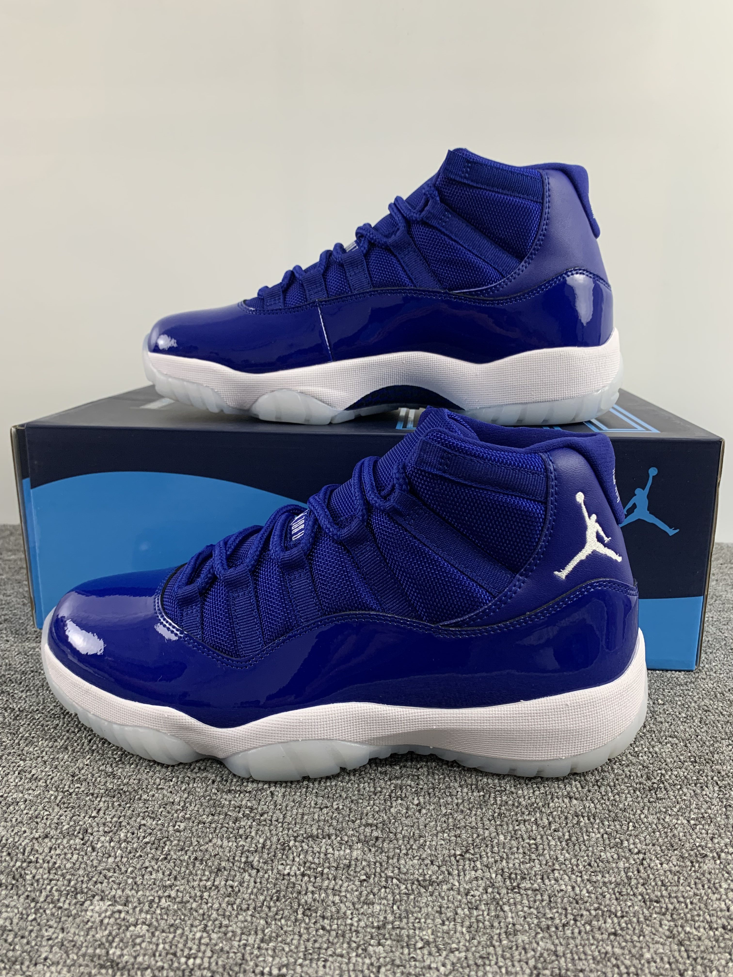 Jordan 11 Retro Midnight Navy White