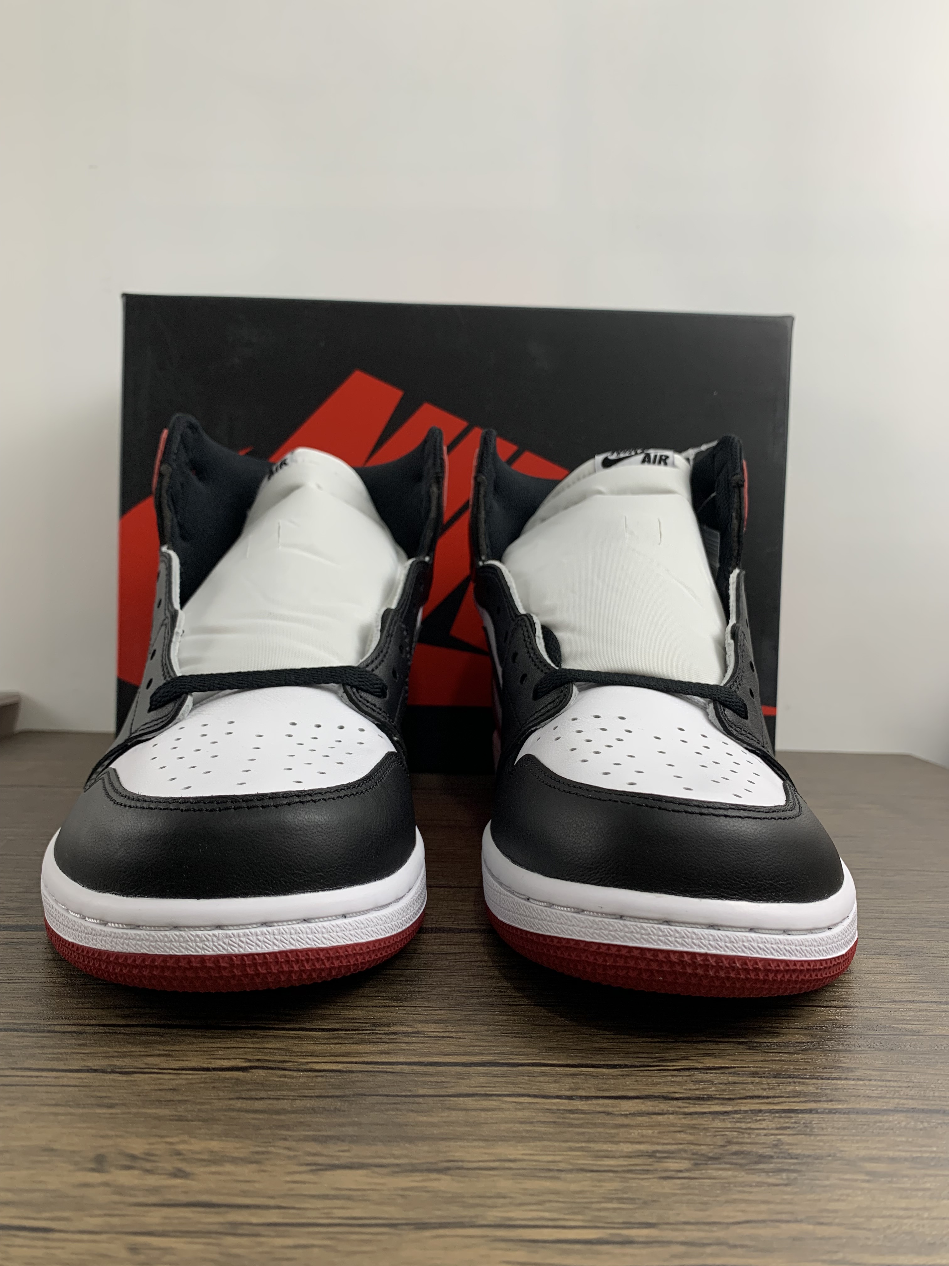 Air Jordan 1 Black Toe 555088-125