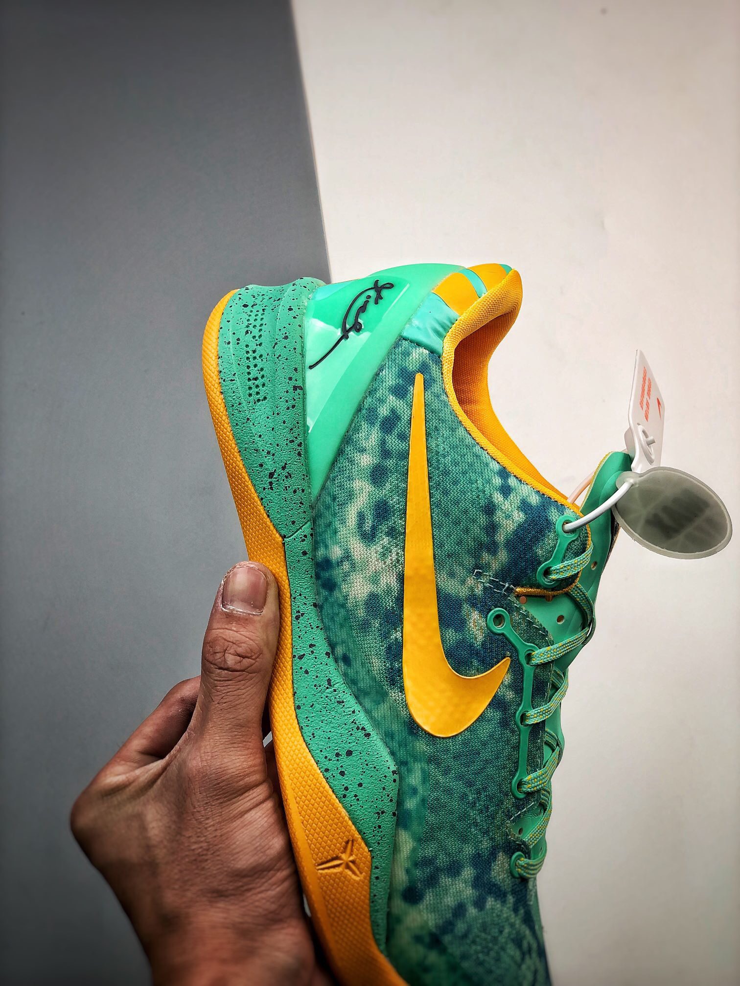 NIKE Kobe 8 green glow