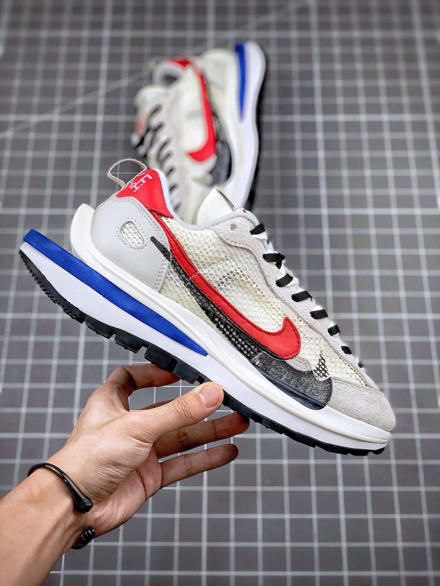Sacai+Nike vaporwaffle sesame void