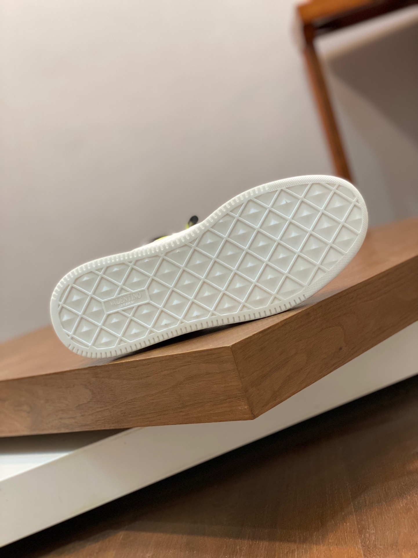 Men Women 𝑉*𝐴𝐿𝐸𝑁𝑇𝐼𝑁𝑂 Top Sneaker