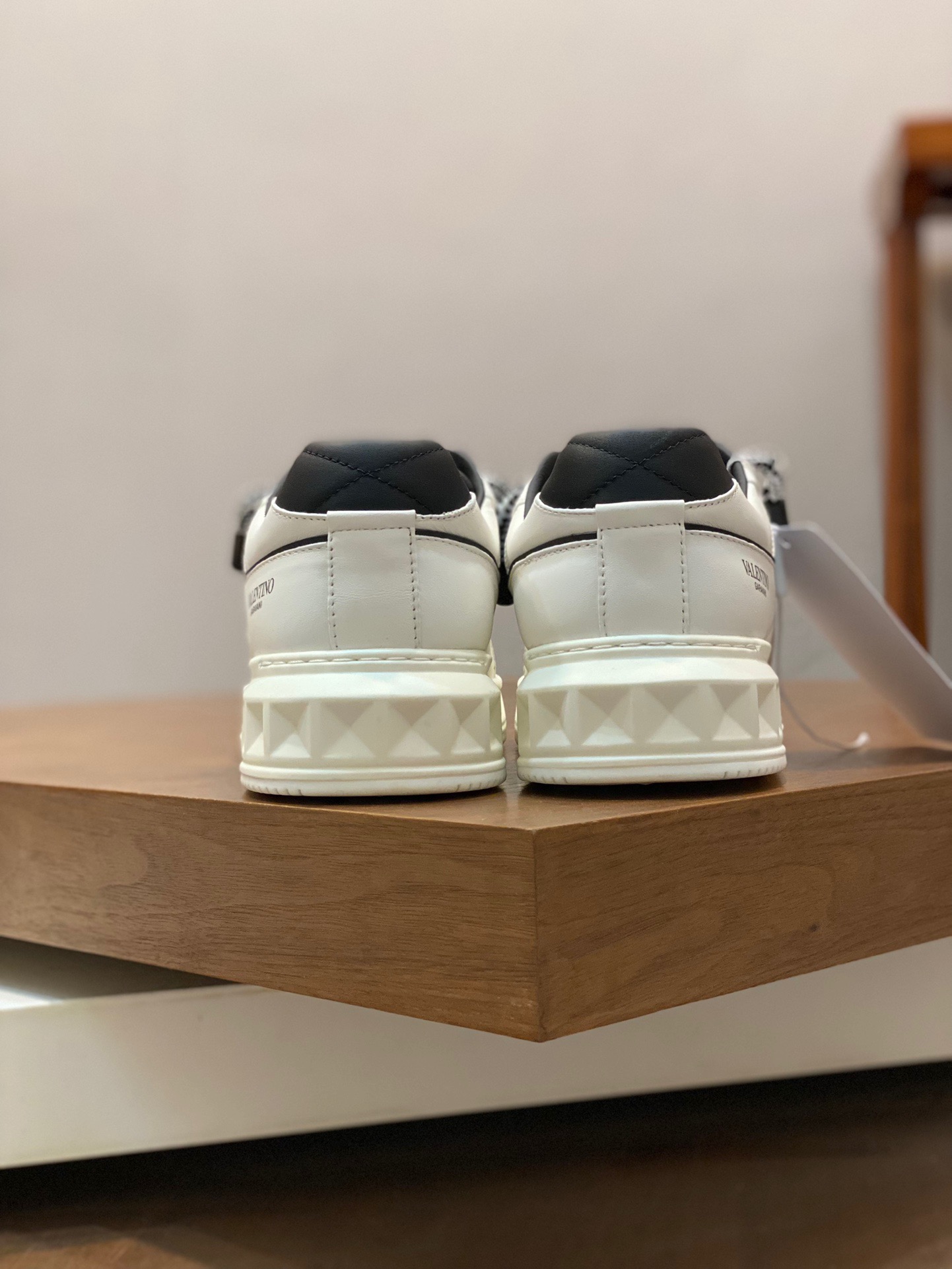 Men Women 𝑉*𝐴𝐿𝐸𝑁𝑇𝐼𝑁𝑂 Top Sneaker