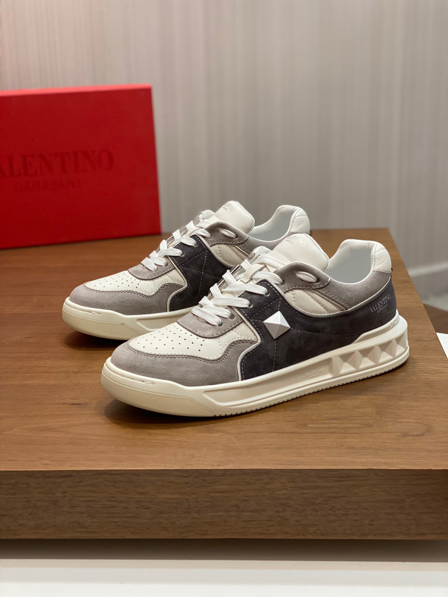 Men Women 𝑉*𝐴𝐿𝐸𝑁𝑇𝐼𝑁𝑂 Top Sneaker