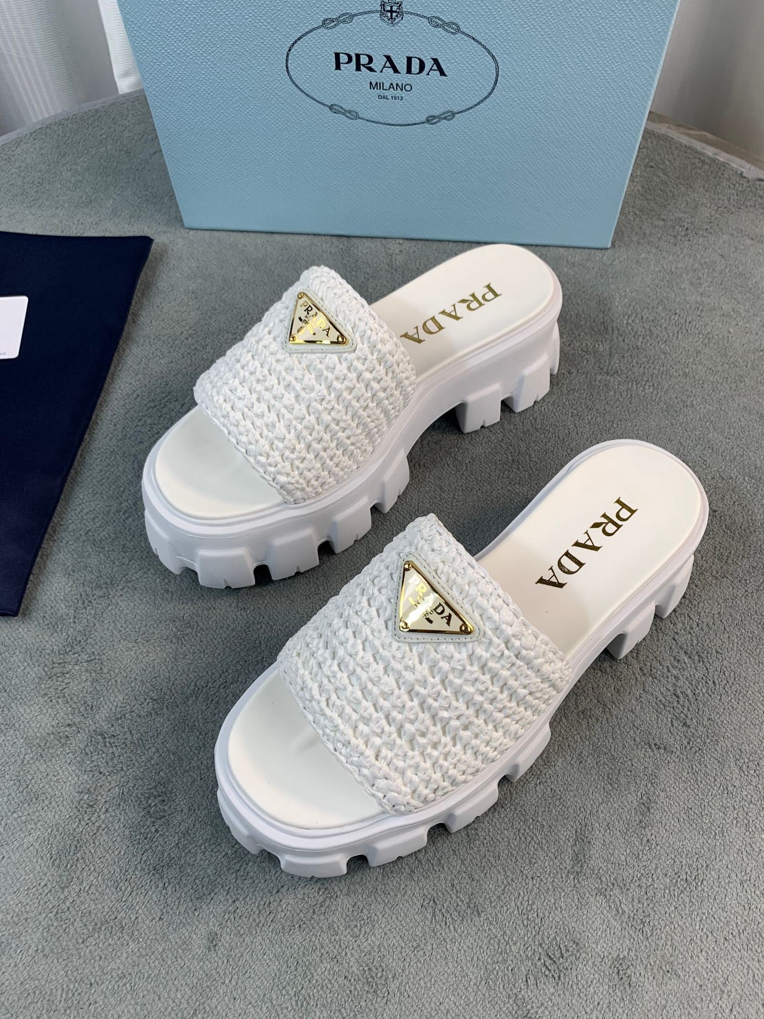 Women Top Quality P*rada shoes